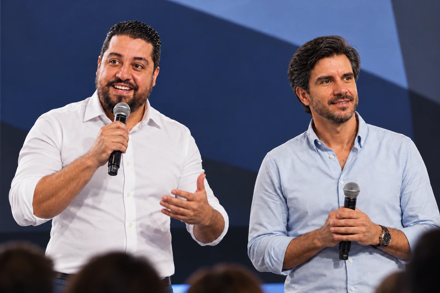 Cena ilustrativa dos dois sócios da G4 Ads juntos em uma palestra